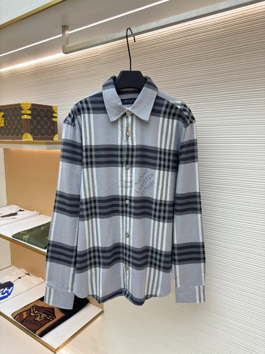 LOUIS VUITTON flannel jacquard letter shirt ●Authentic product: purchased and developed at 10700 ●Item number: 1680667-B70 ●Fabric: flannel fabric ●Technology: jacquard production ●Version: fitted version ●Weight: about 335 grams ●Size: XS-S-M-L ●Description: Made of 100% cotton flannel jacquard fabric, the Y-plate fabric was disassembled to analyze the warp and weft density of the tissue yarns at several points. 32s double-ply ring-spun light floral gray yarn was used as the warp yarn. The upper shaft of the warp yarn was pulled to customize an exclusive pan head. The piece of cloth was positioned and woven with jacquard letters using dark floral gray yarn. A high-speed rapier jacquard machine was used to weave the gray fabric. After washing and shaping the fabric in a vat, flannel is picked up from the fabric surface. Positioning letters are used on the front and back panels, and original patterns are used on the left and right front panels. It is different from the ordinary rapier woven plaid fabrics in the market. The letters are printed in a low version, and the bronze material is hand-sewn in a mold. The buttons are inlaid with natural shells and white butterfly engraved buttons on the inside. The overall wiring is straight and delicate, the fabric is comfortable and soft, and the color is consistent without color difference. It can be matched with the same style to create a fashionable look and control various occasions. Customized accessories, complete with three standards, same style for men and women!